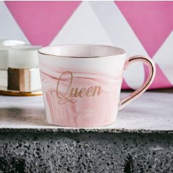 Márványmintás teásbögre Queen feliratú csajos ajándékötlet