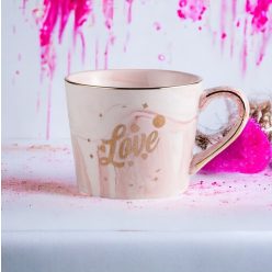 Márványmintás csajos rózsaszín bögre Love felirattal