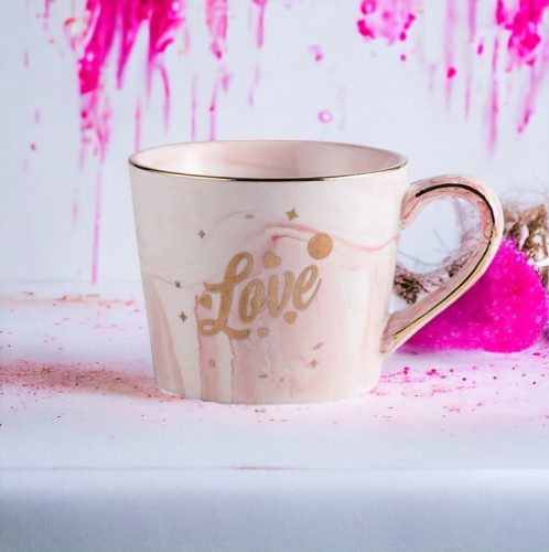 Márványmintás csajos rózsaszín bögre Love felirattal